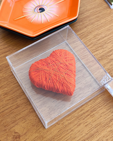 Caixa Acrílico Coração Fios de Cobre Laranja -  P